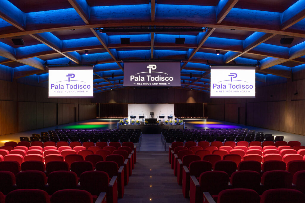 Auditorium con illuminazione LED multicolore