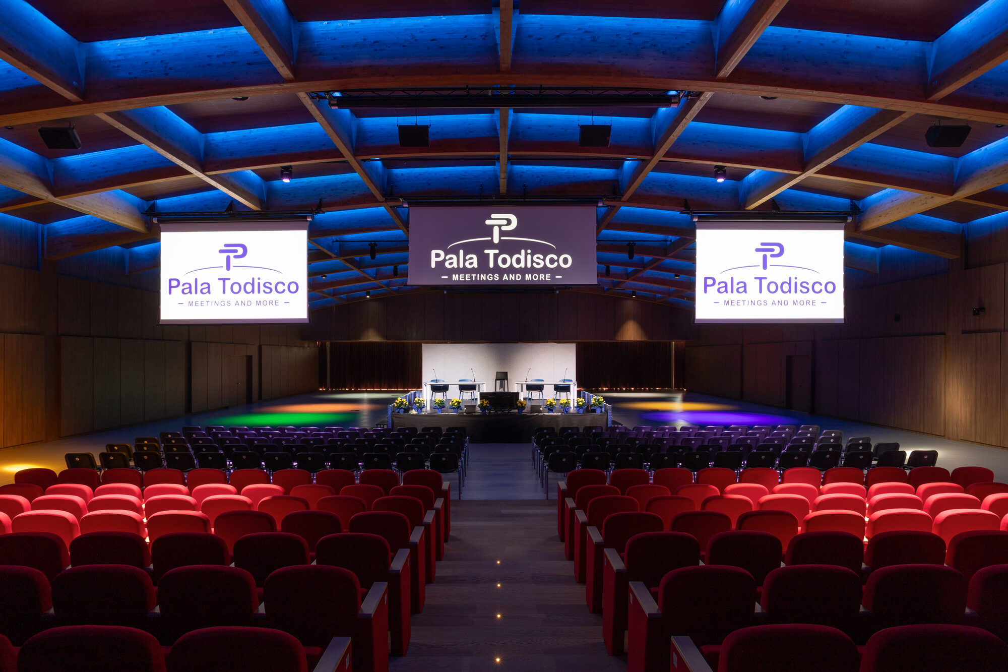 Auditorium con illuminazione LED multicolore