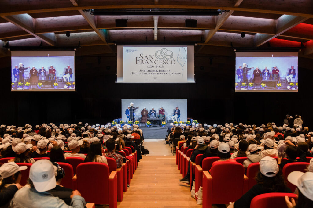 Un congresso in auditorium a sala piena