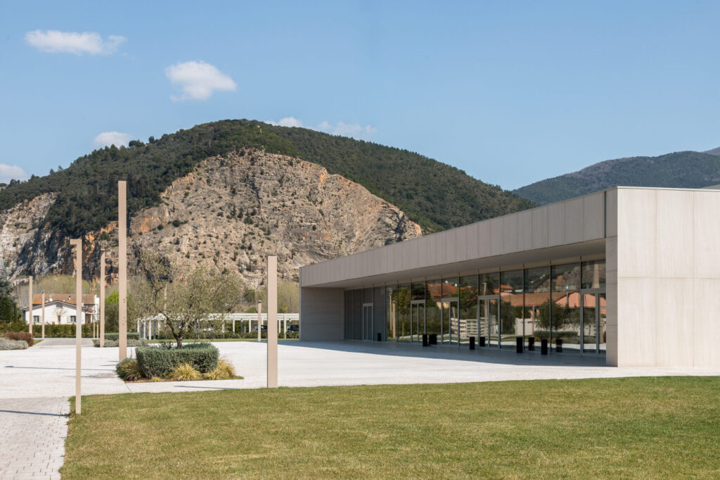 Il portico verso il Monte Pisano
