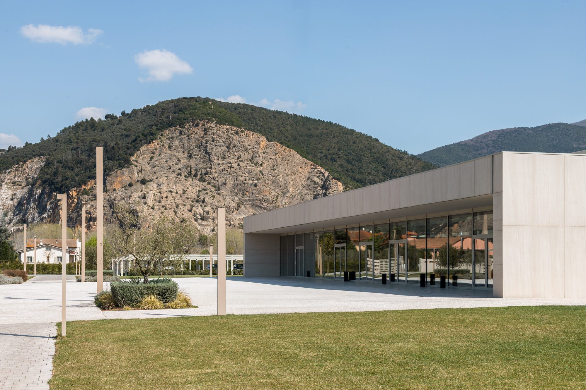 Il prato e il portico di Pala Todisco verso il Monte Pisano