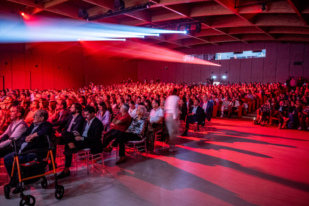 Il pubblico nella luce rossa