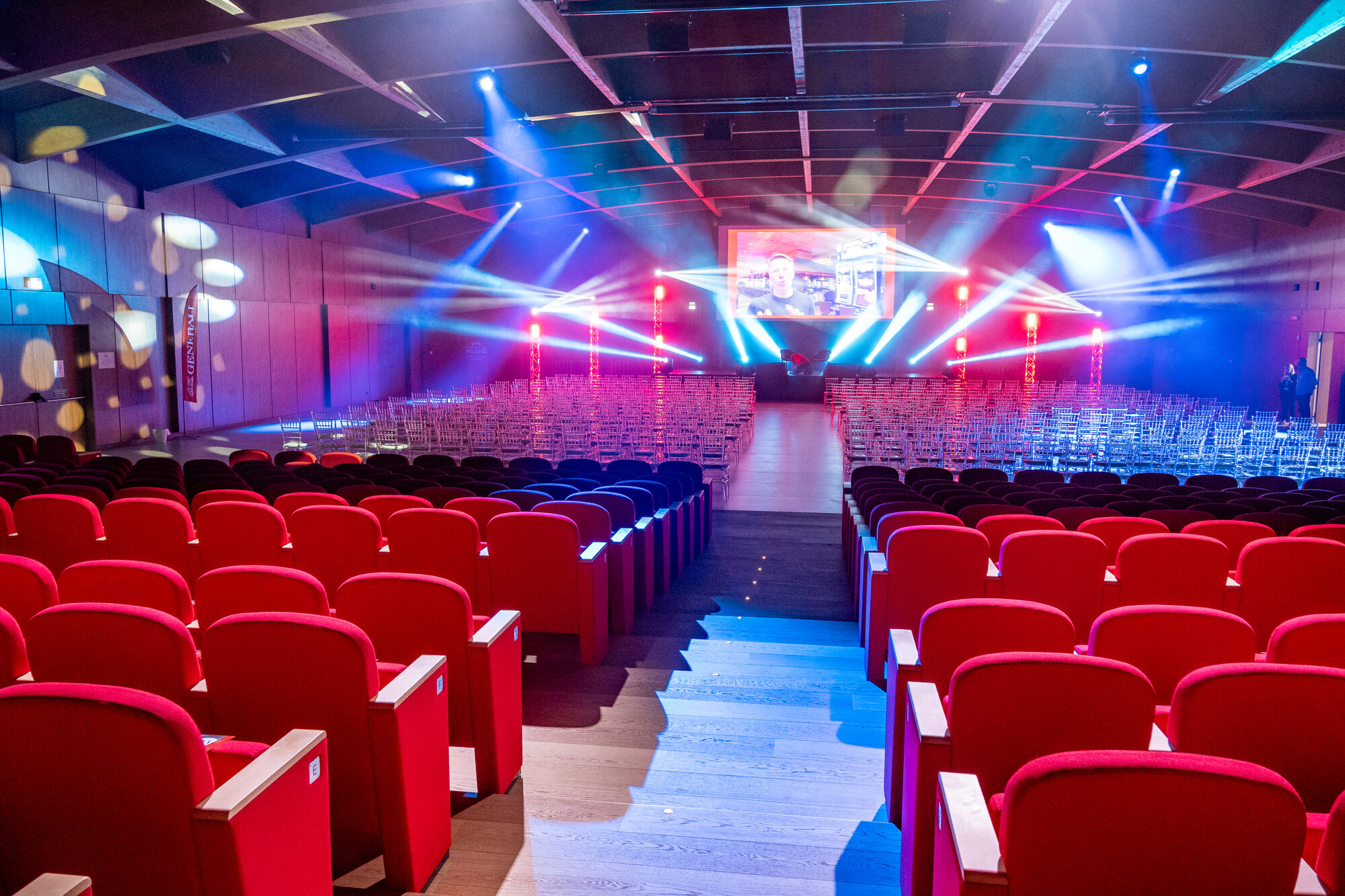La sala attraversata dai fasci di luce