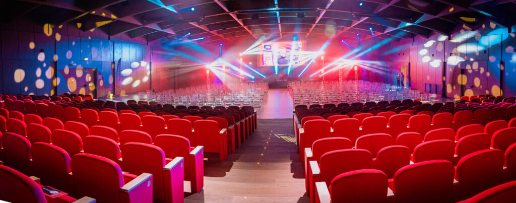 La sala in configurazione show con passerella